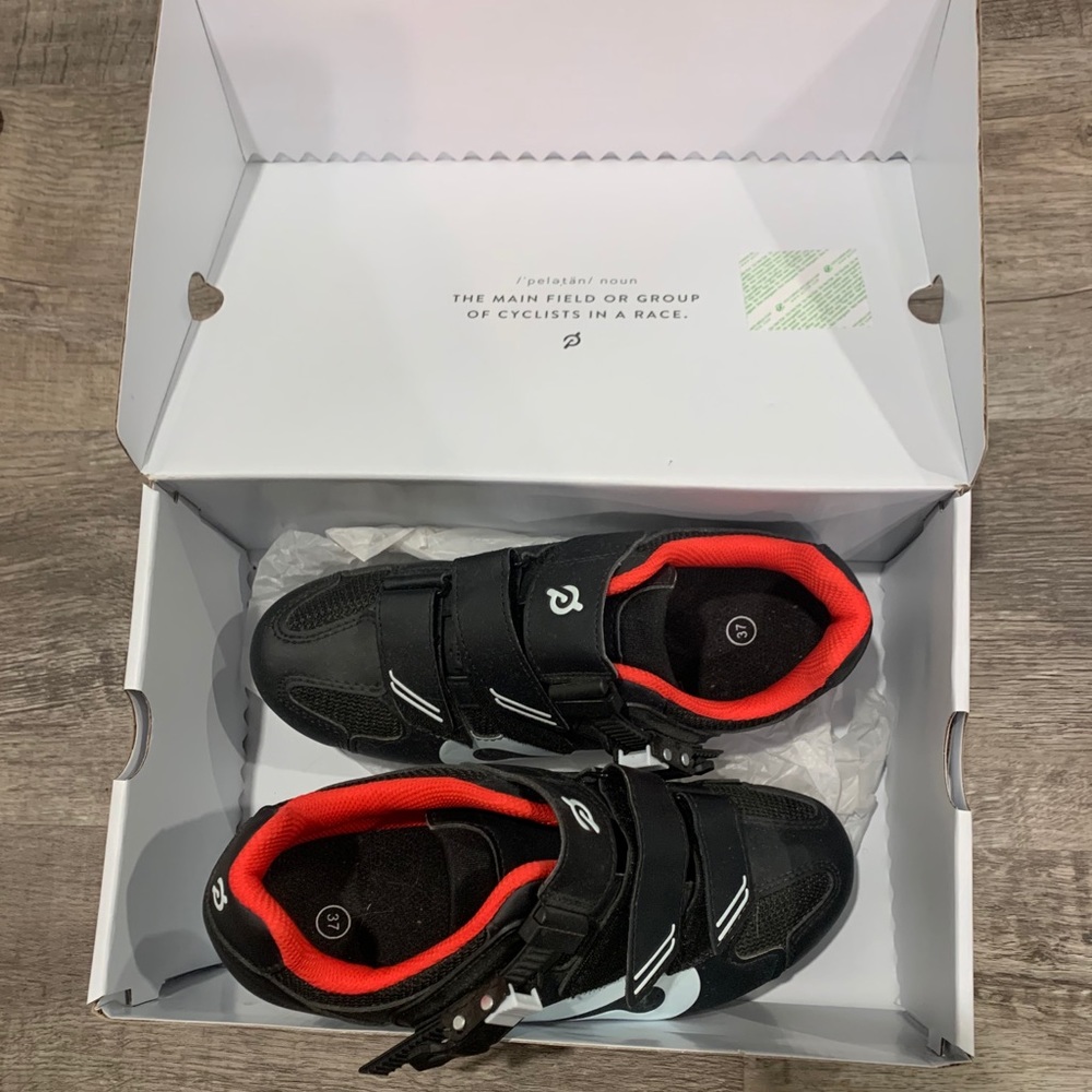 PELOTON Womens cycling shoes with cleats